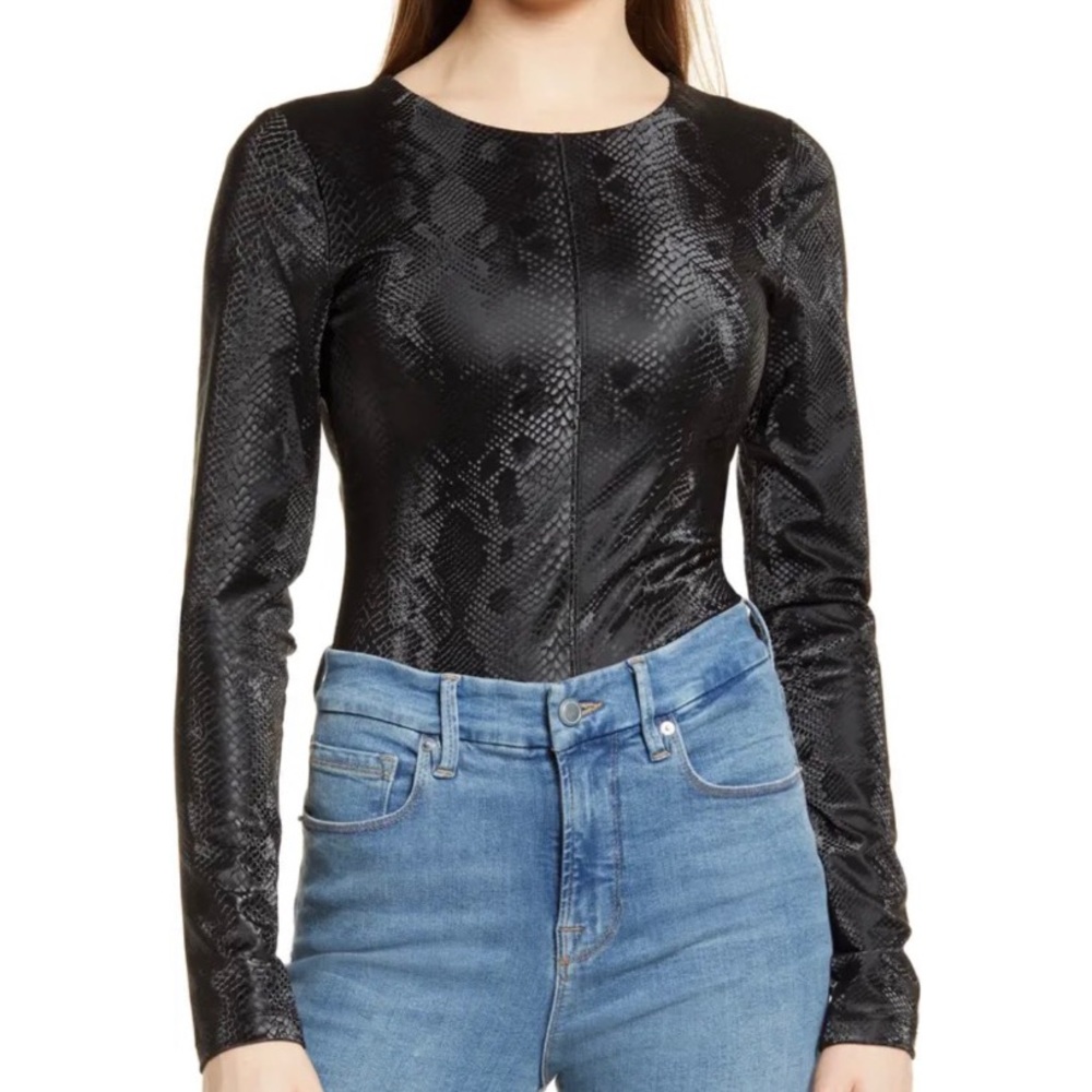 NWOT Good American Power Shoulder Snakeskin Faux Leather Bodysuit in Black